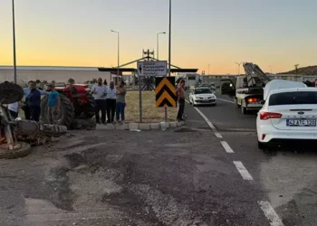 Otomobille çarpışan traktör ikiye bölündü