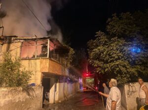 Alevlere teslim olan ev kullanılamaz hale geldi