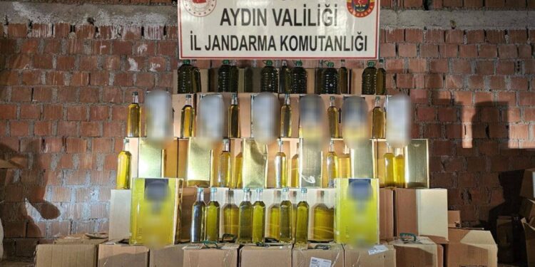 Tonlarca zeytinyağını kargoya yüklerken yakalandılar