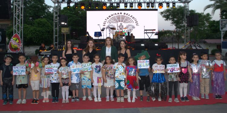 Çöpten Moda Defilesi büyük beğeni topladı