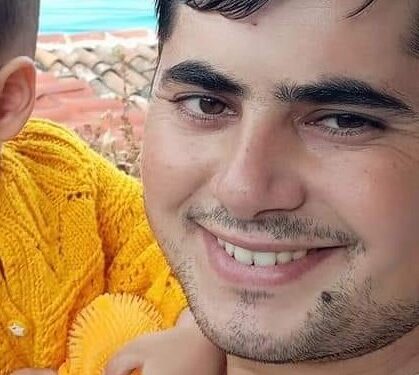 Bekçi devrilen traktörün altında can verdi