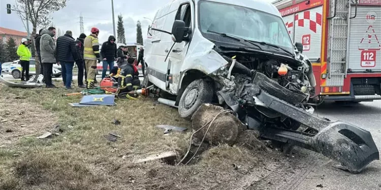 TIR’ın çarptığı minibüsün sürücüsü öldü