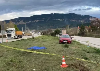 TIR ile otomobil çarpıştı; aynı aileden 4 ölü, 1 yaralı