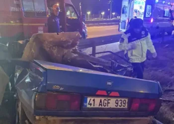 Otomobil bariyerlere çarptı: 2 ölü, 1 yaralı