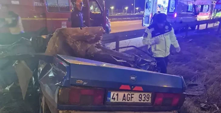 Otomobil bariyerlere çarptı: 2 ölü, 1 yaralı