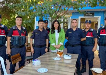 İncirliova Jandarma’dan kadın muhtara anlamlı kutlama