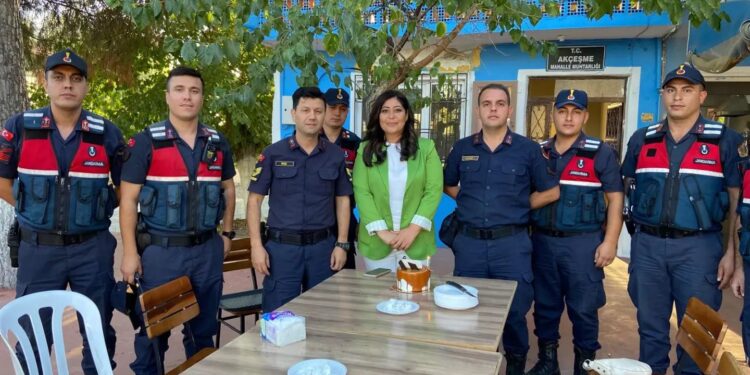 İncirliova Jandarma’dan kadın muhtara anlamlı kutlama