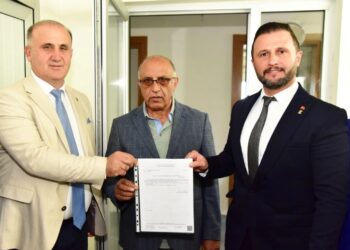 AK Parti'de Yüzbaşıoğlu ve yönetimi, mazbata aldı