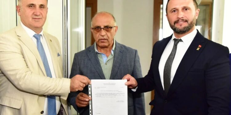 AK Parti'de Yüzbaşıoğlu ve yönetimi, mazbata aldı