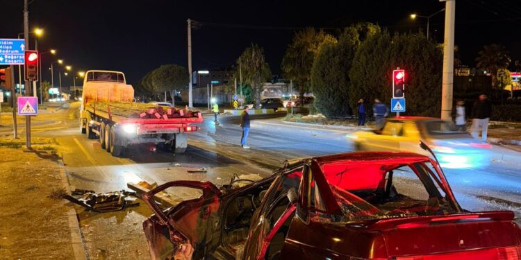 Söke’de TIR’a arkadan çarpan sürücü ağır yaralandı