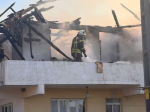 Aydın’ın Bozdoğan ilçesinde bir evin üst katında çıkan yangın evi
