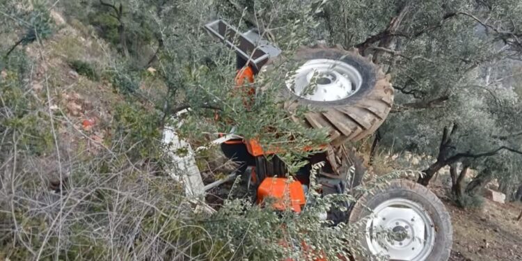 Devrilen traktörün altında kaldı