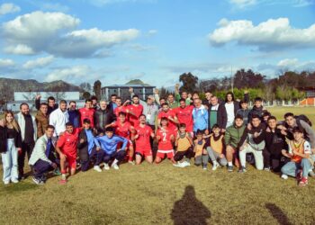 Aydın Süper Amatör Lig’de 2 hafta bay takım olarak dinlenen İncirliova Beldiyespor aranın ardından kendi sahasında çıktığı ilk karşılaşmada Işıklı Demirspor’u 8-1 gibi farklı mağlup ederek şampiyonluk yarışında varlığını ortaya koydu.