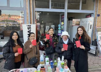 CHP’li kadınlardan pazarda iktidara kırmızı kart