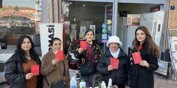 CHP’li kadınlardan pazarda iktidara kırmızı kart