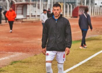 Babasının yaşaması için futbola veda edecek