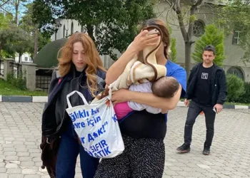 Kucağında bebeğiyle adliyeye sevk edildi