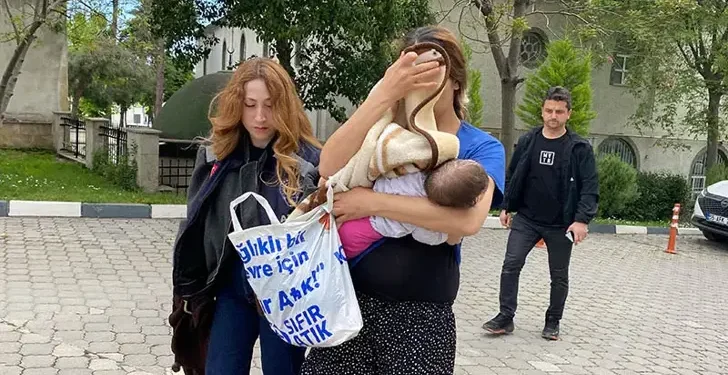 Kucağında bebeğiyle adliyeye sevk edildi