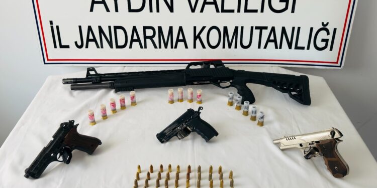 İncirliova'da evden cephanelik çıktı