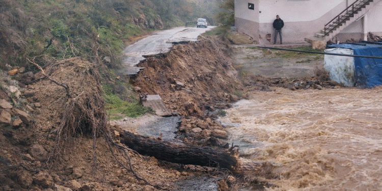 Şiddetli yağış İncirliova’yı vurdu