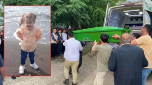 Osmaniye’nin Düziçi ilçesi Böcekli beldesinde, evinin balkonunda oynarken ayağını zehirli