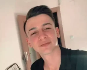 Manisa‘nın Ahmetli ilçesinde, bariyerlere çarpan motosikletin sürücüsü Ali Erdoğan (21)