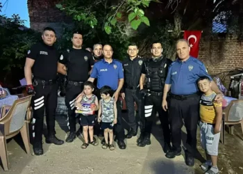 Bedensel engelli Eymen'e polislerden doğum günü sürprizi