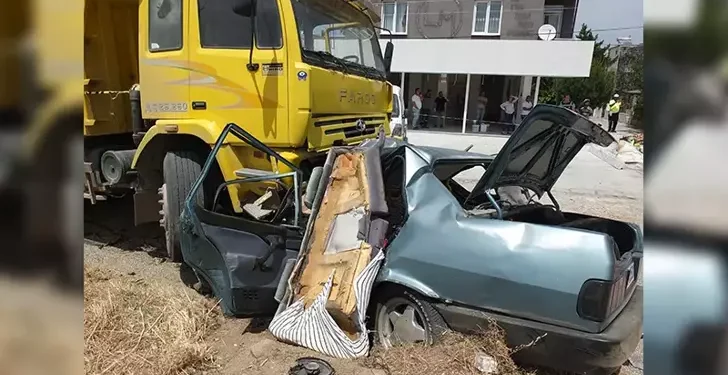 Otomobil kamyonla çarpıştı: 3 ölü, 1 ağır yaralı