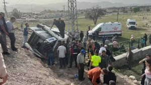 Kütahya‘nın Emet ilçesinde, sürücüsünün kontrolünden çıkarak şarampole devrilen yolcu minibüsündeki