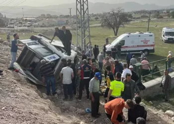 Yolcu minibüsü şarampole devrildi: 13 yaralı