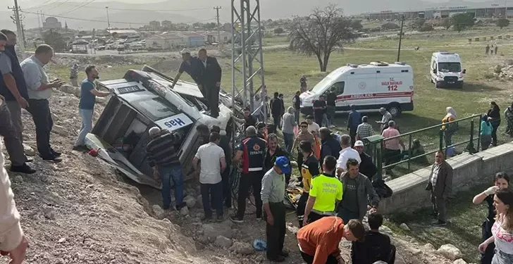 Yolcu minibüsü şarampole devrildi: 13 yaralı