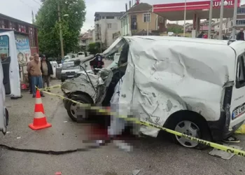 TIR'ın savrulan dorsesine, hafif ticari araç çarptı: 3 ölü, 4 yaralı