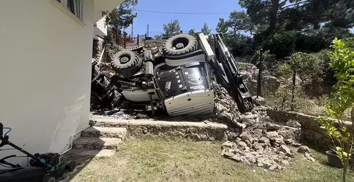 Hareket ettirdiği iş makinesinin devrildiği kazada öldü