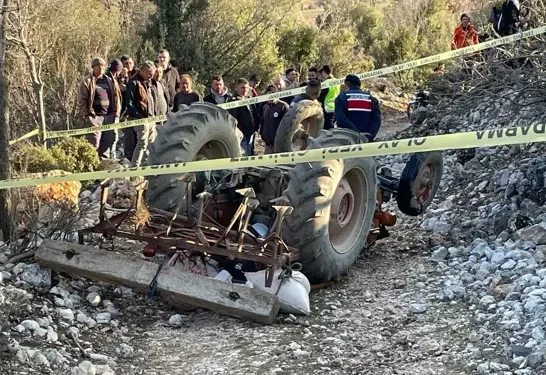 Devrilen traktörün altında kalan çiftçi öldü