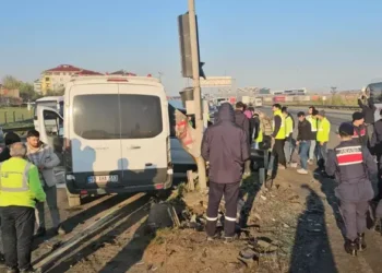 İşçi servis minibüsleri çarpıştı: 18 yaralı