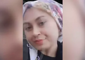 Evde otururken pencereden açılan ateşte öldü