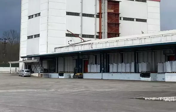 Fabrikanın çatısından düşen işçi öldü