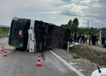Yolcu otobüsü devrildi: 14 yaralı