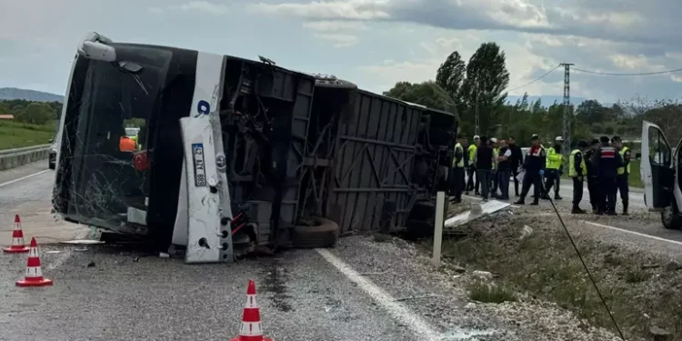 Yolcu otobüsü devrildi: 14 yaralı