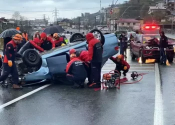 Cipe çarpıp, takla atan otomobil sürücüsü öldü