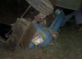 Devrilen traktörün altında kalan sürücü öldü