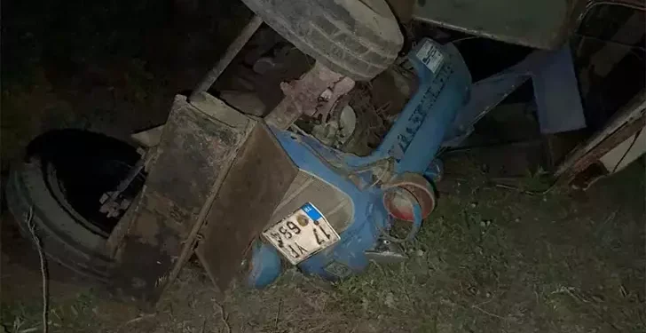 Devrilen traktörün altında kalan sürücü öldü