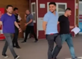 Evde başka bir erkekle gördüğü evli ablasını bıçakladı
