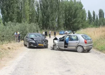 Otomobiller çarpıştı; evli çift öldü