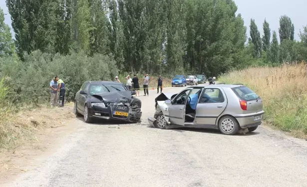 Otomobiller çarpıştı; evli çift öldü