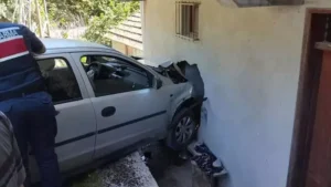 Otomobil, yol kenarındaki evin duvarına çarptı: 4 yaralı