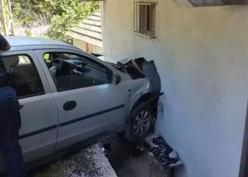 Otomobil, yol kenarındaki evin duvarına çarptı: 4 yaralı