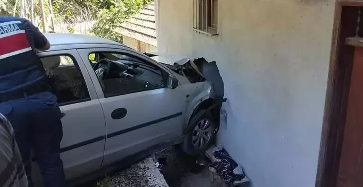Otomobil, yol kenarındaki evin duvarına çarptı: 4 yaralı