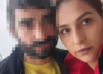 Konuşmak için dışarı çağırdığı eşini tabancayla öldürdü