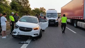 Otoyola düşen piknik tüpü kazaya neden oldu; 1 ölü, 3 yaralı